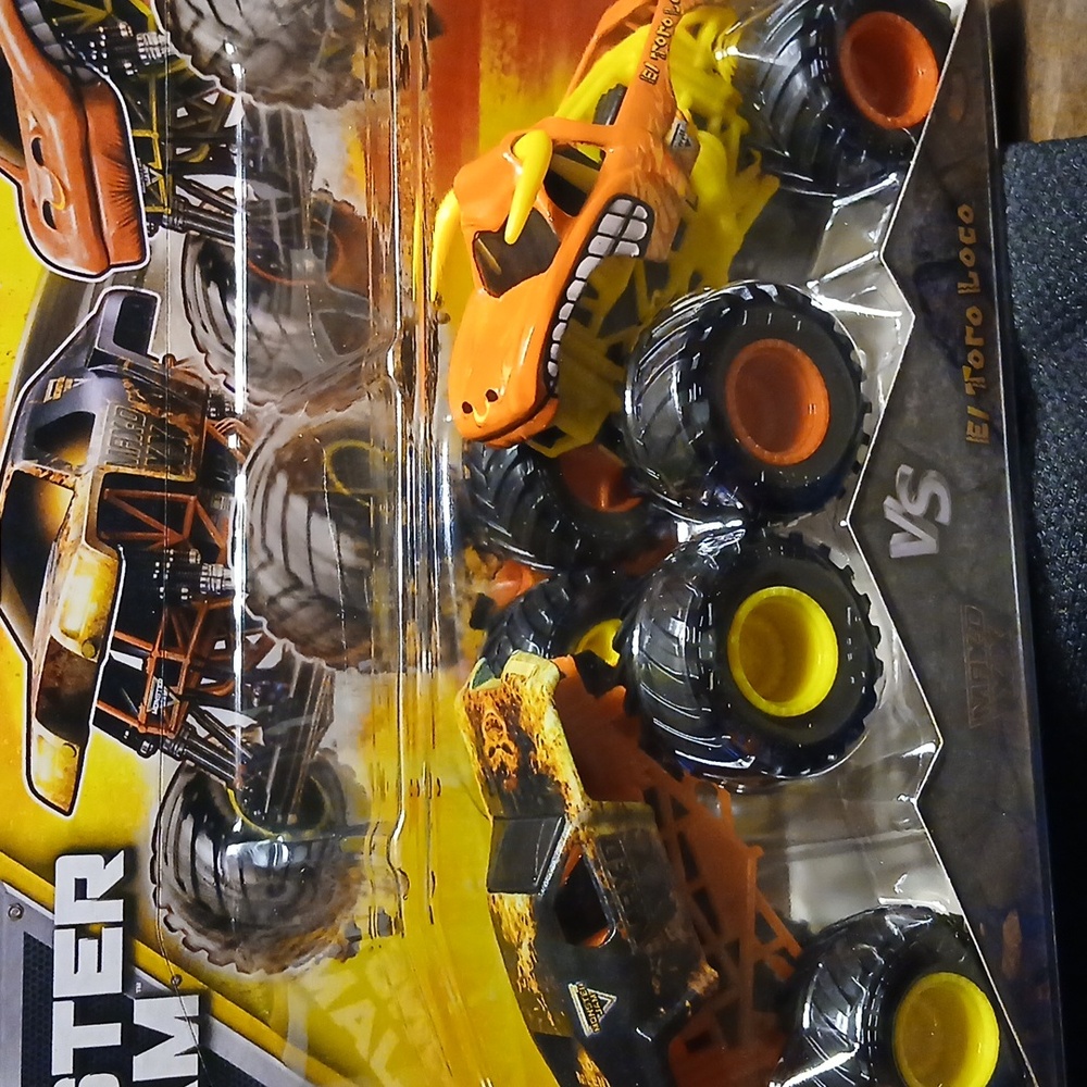 El Toro Loco vs Max-D Xx Monster Jam Die-Cast Trucks